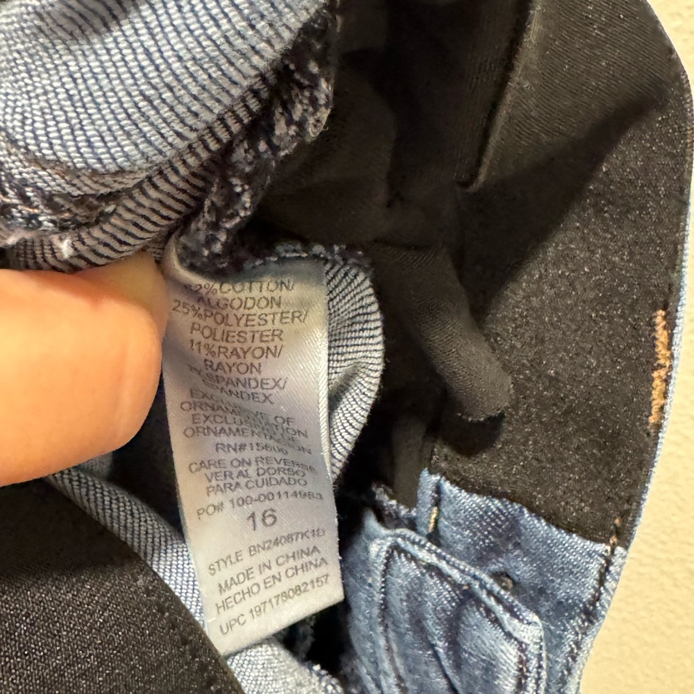 Democracy Blue Denim Cropped Jeans - Picture 10 of 10